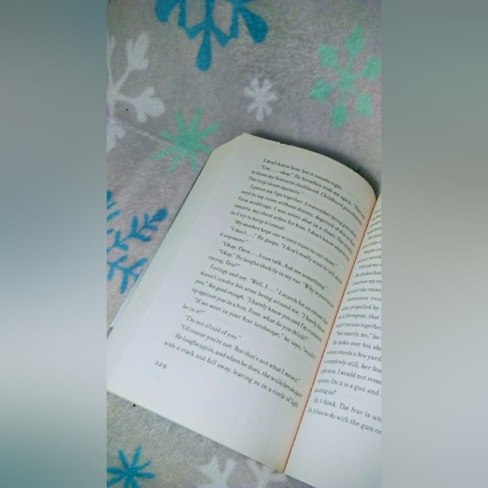 Divergent by Veronica Roth - Picture 3 of 3